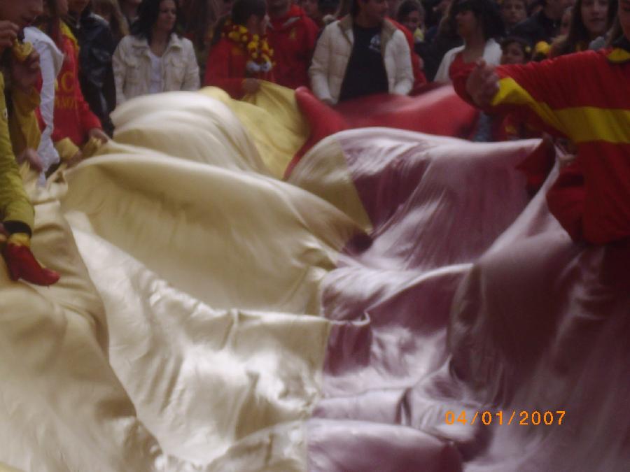 un fiume giallo-rosso