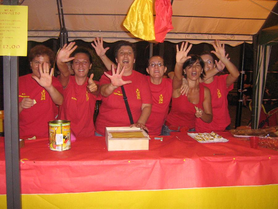 Women in red! Certe signore hanno proprio il diavolo in corpo..e le stelle sul cuore
